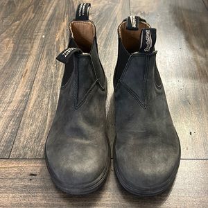 Boys blundstones